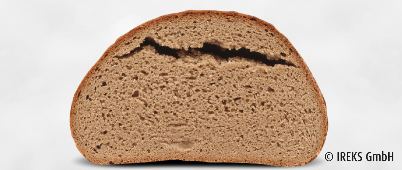 Gebackenes Brot mit Backfehler auf weißem Untergrund
