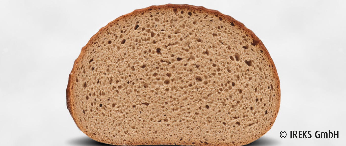 Gebackenes Brot auf weißem Untergrund