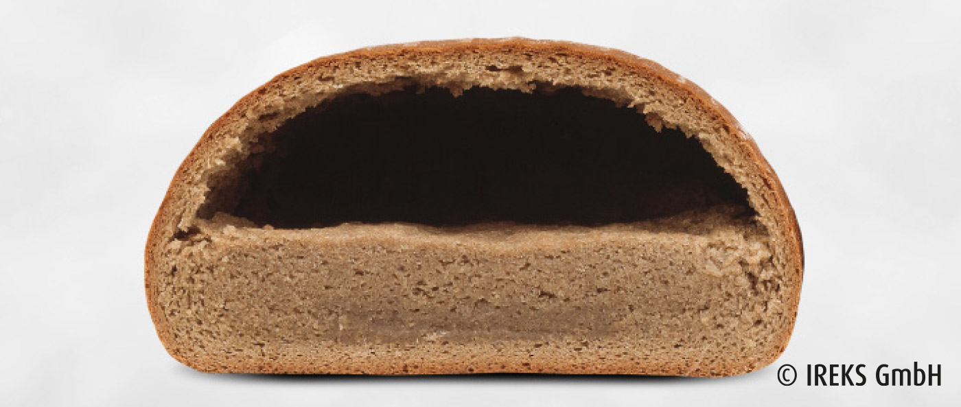 Gebackenes Brot mit Backfehler auf weißem Untergrund